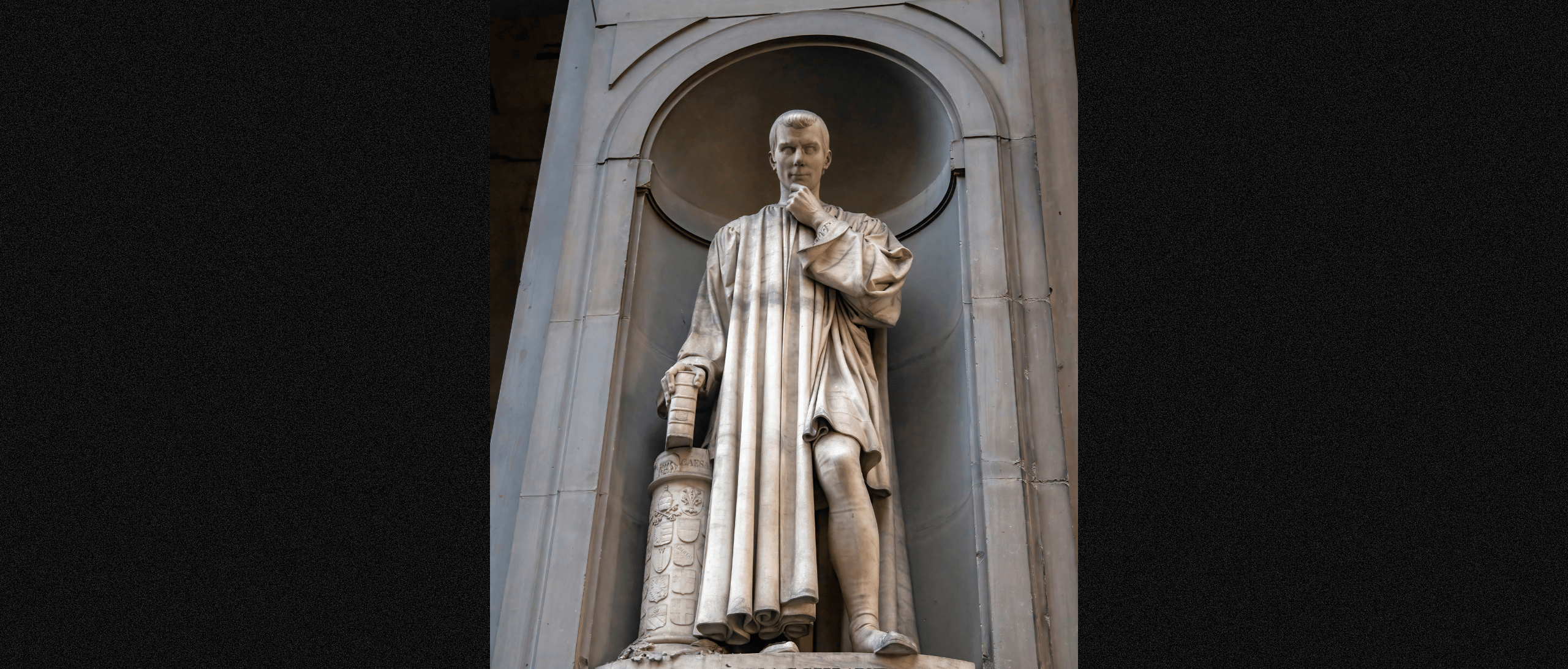 Niccolò Machiavelli statue outside the Uffizi Gallery in Italy (Taras Khimchak/Getty Images)