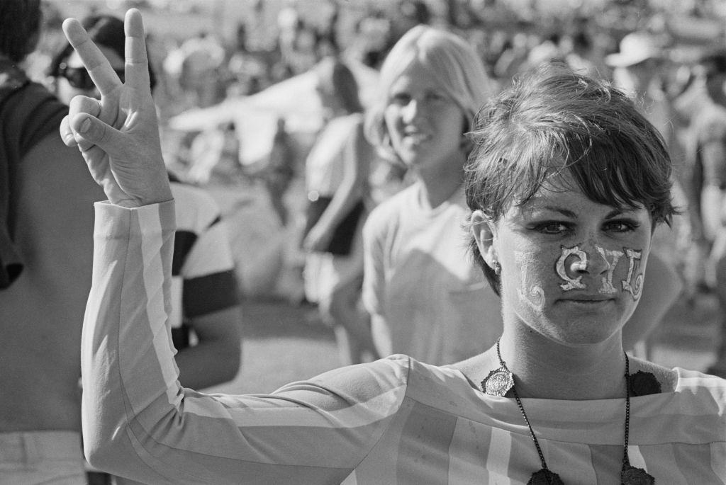 Woman showing peace sign (Graphic House/Hulton Archive/Getty Images)