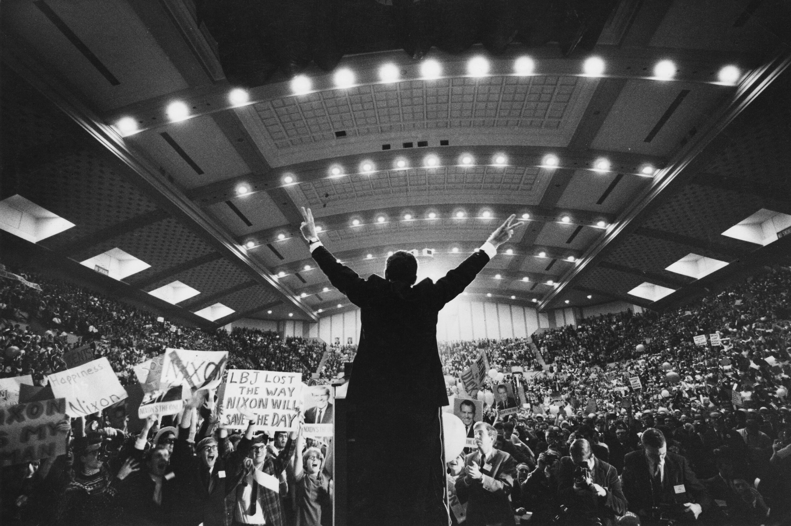 Richard Nixon throwing victory “V” in 1968 (Hulton Archive/Getty Images)