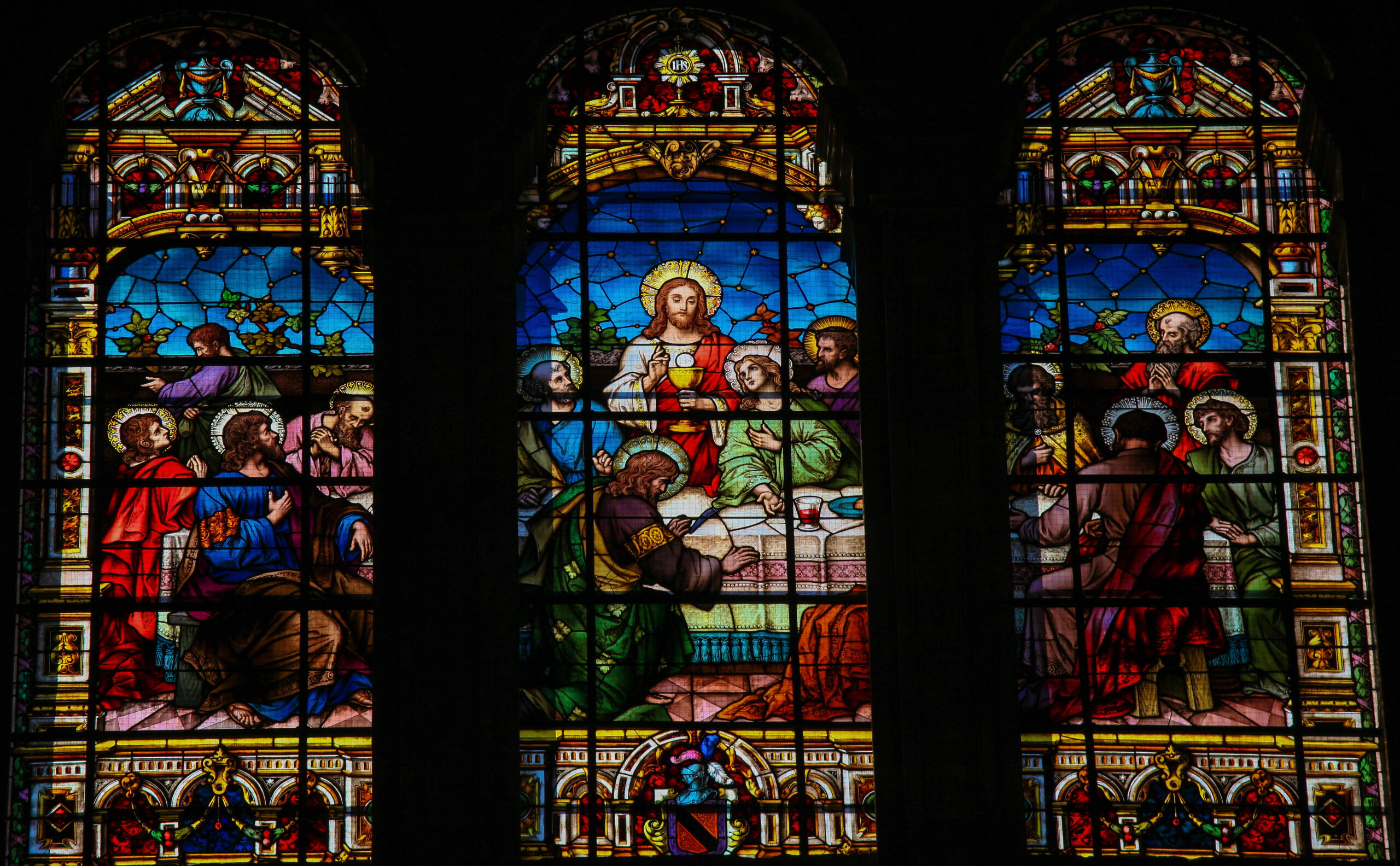Stained glass window depicting the Last Supper