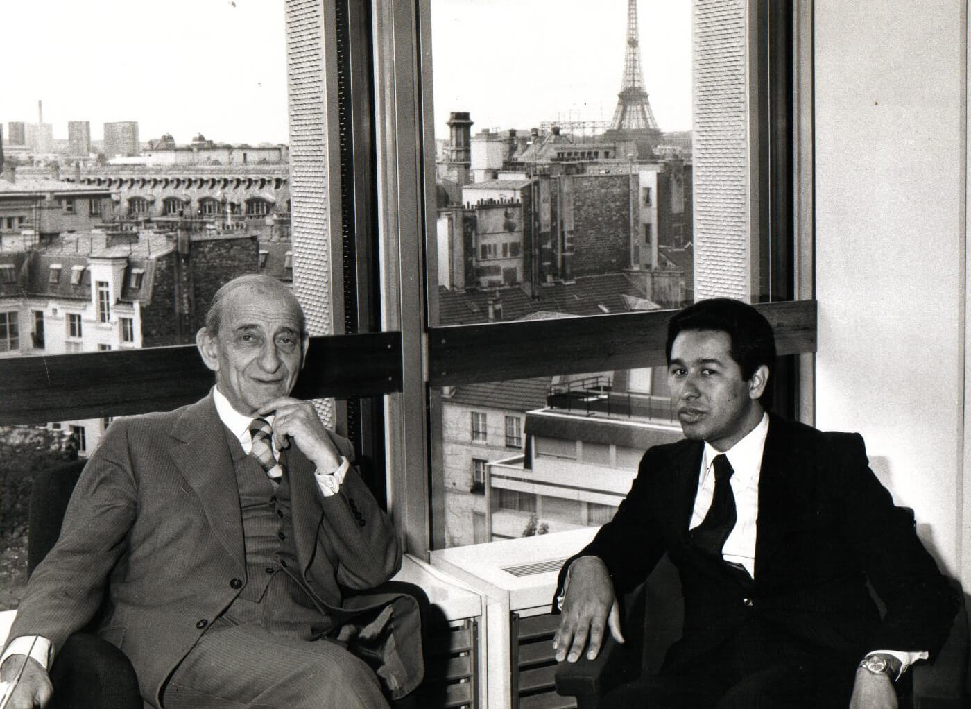 Raymond Aron and Ignacio Quintana in an office in Paris (Wikimedia Commons/CC BY-SA 4.0 DEED license)