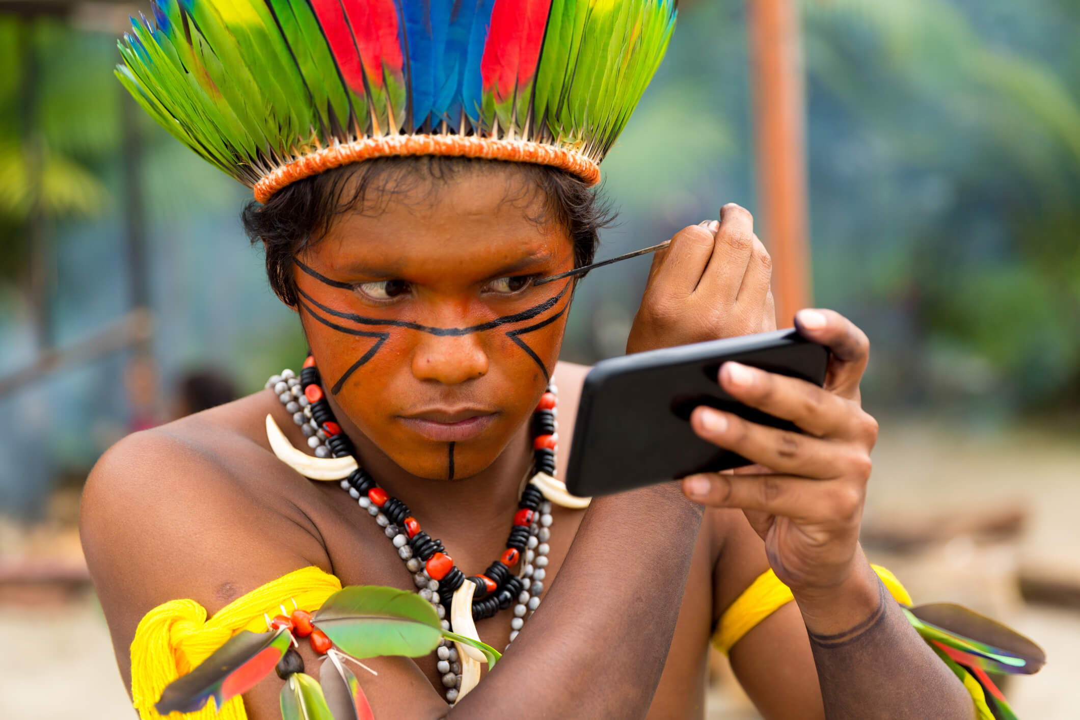 Brazilian man uses cell phone to paint his face ( filipefrazao/Getty Images)