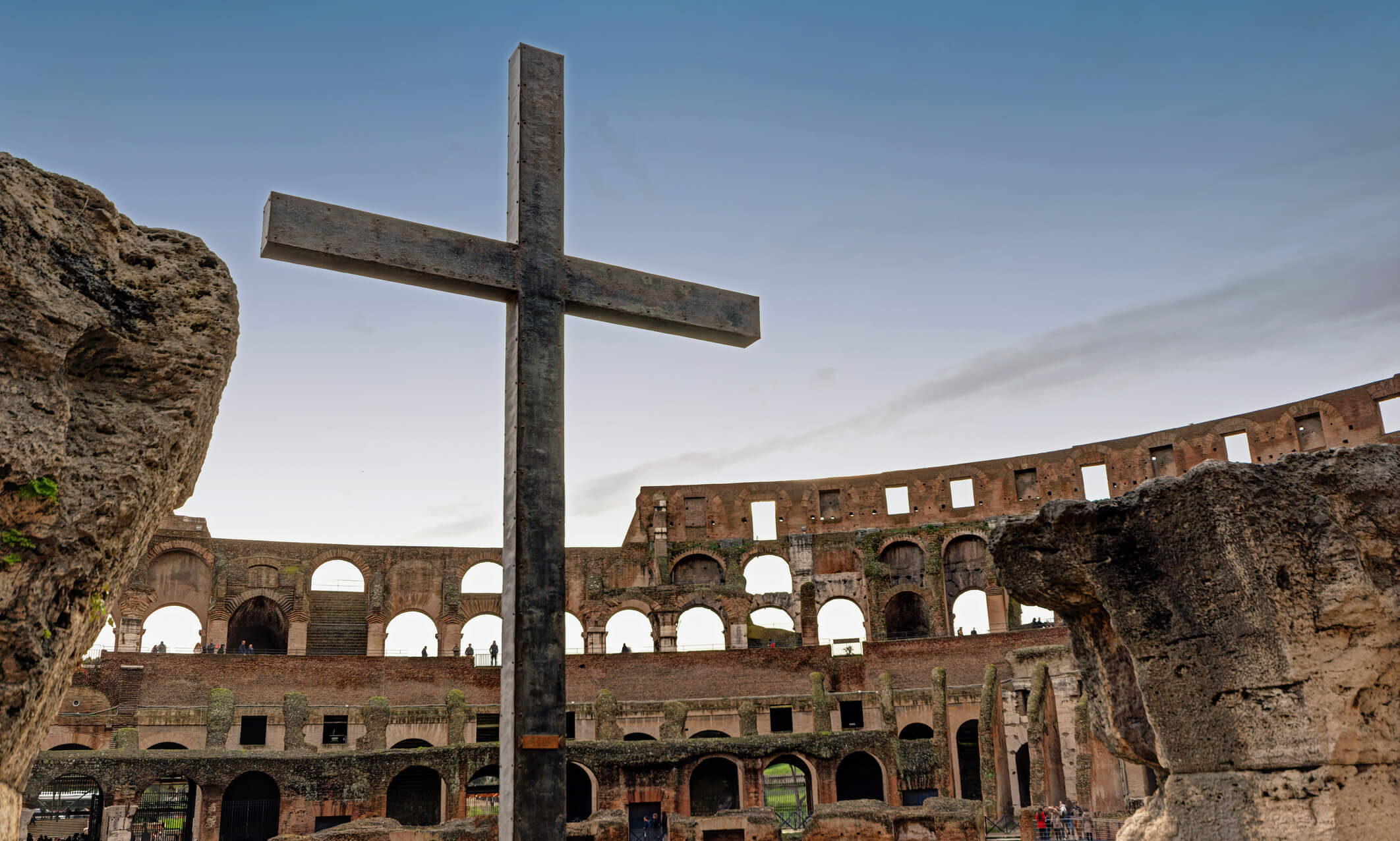 Cross in the Colosseum, Rome, Italy (Digitaler Lumpensammler/Getty Images)