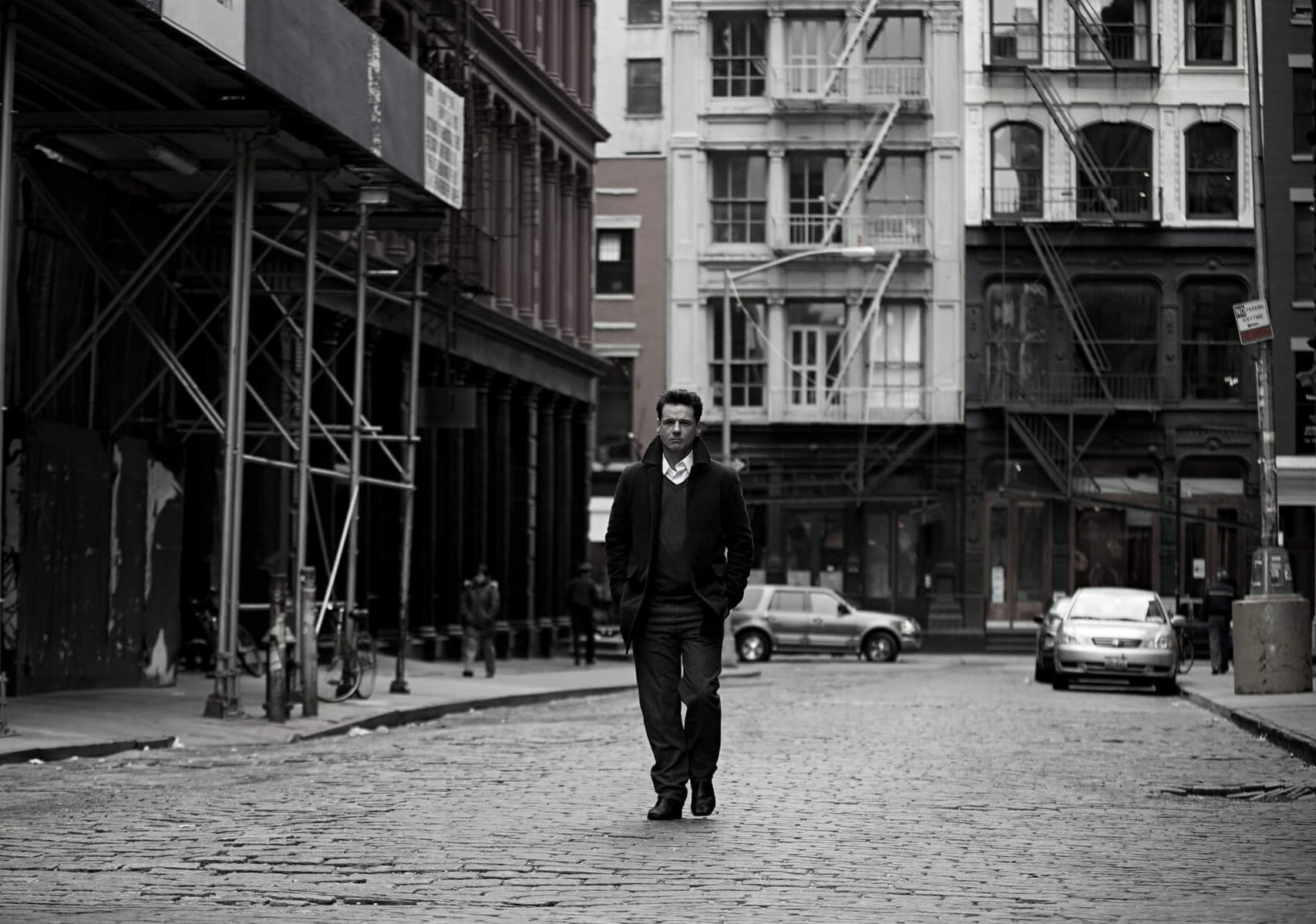 Man walking in New York City (Image Source/Getty Images)